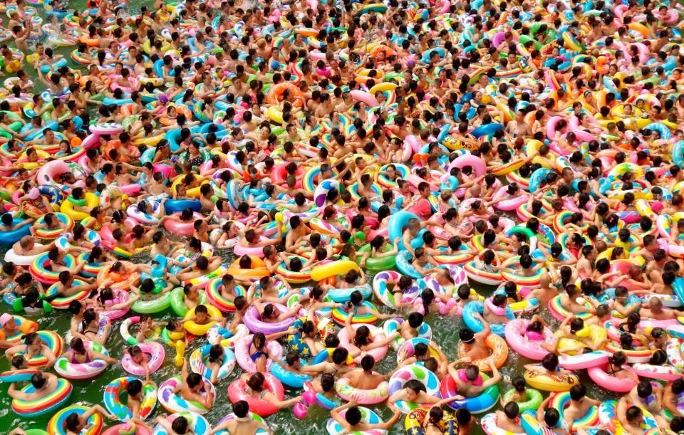  More than 6,000 people pile into a swimming pool in Suining, China