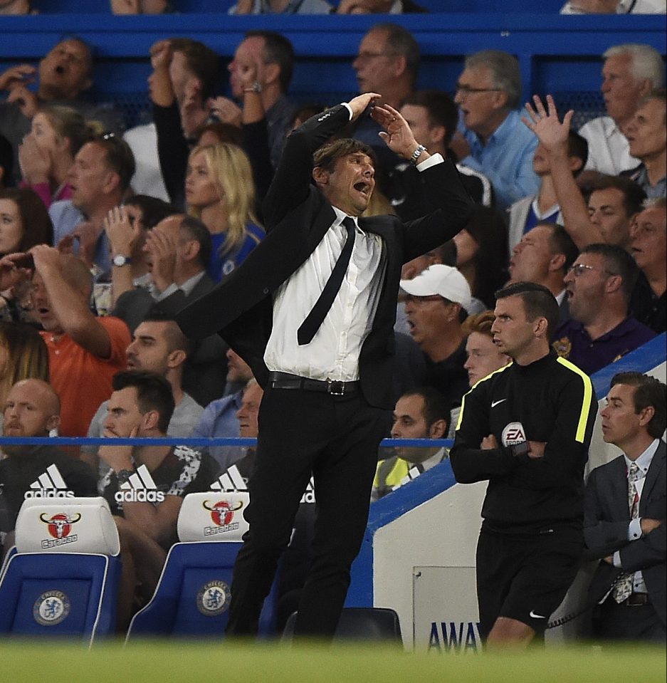  Chelsea boss Antonio Conte reacts to a missed chance for the Blues