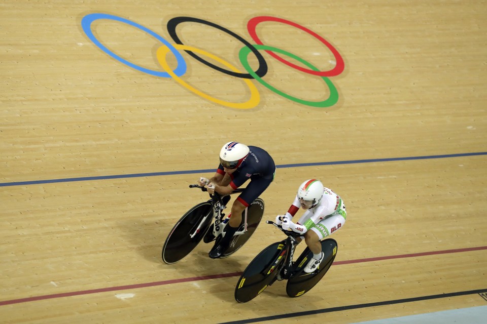  The Brit overtakes Belarusian Tatsiana Sharakova in the individual pursuit