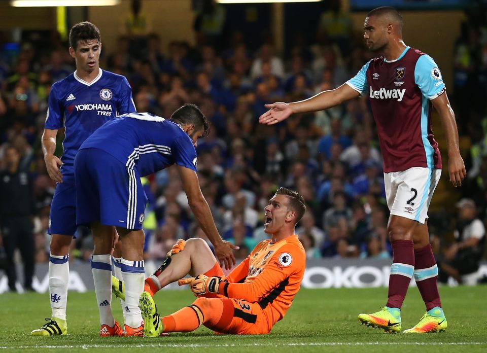  Chelsea striker Costa apologises to Adrian after his rash challenge