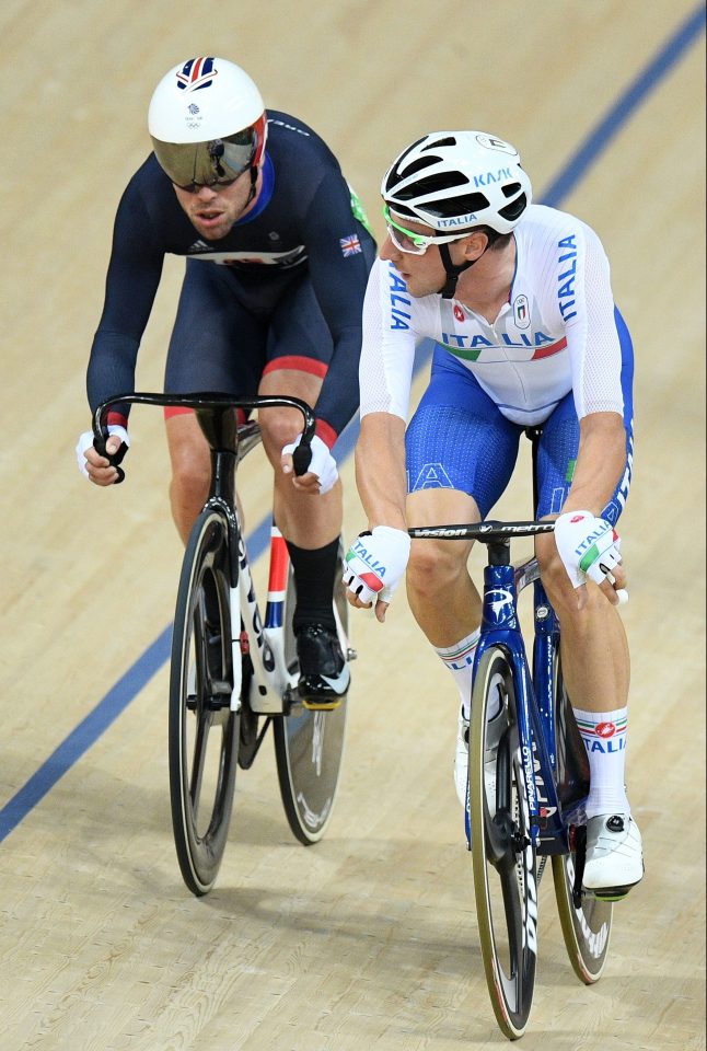  Cavendish rides alongside eventual winner Elia Viviani