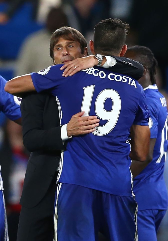  Antonio Conte hugs Diego Costa after the Spanish striker's winner