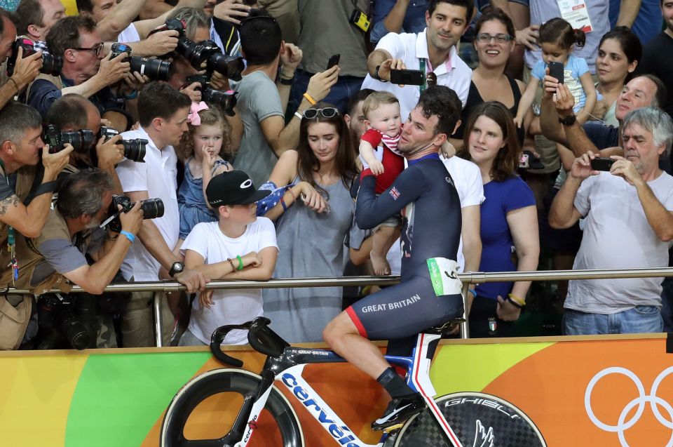  Mark Cavendish celebrates his impressive silver medal with his family