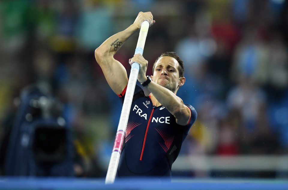  Defending champion Renaud Lavillenie failed on his attempt at 6.08m, handing the gold to the Brazilian