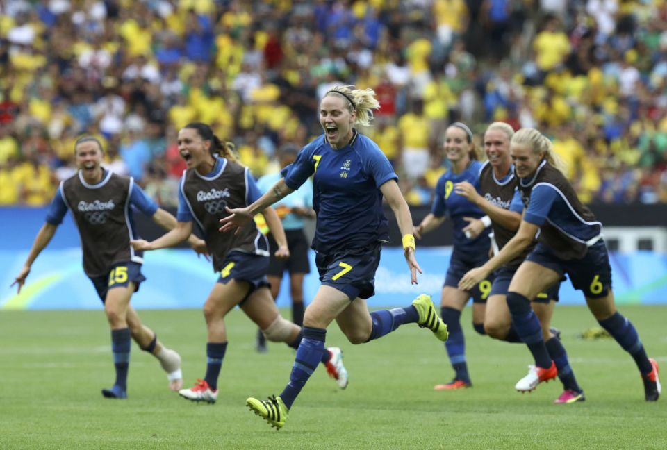  Sweden beat the hosts in a dramatic penalty shootout to advance to the final