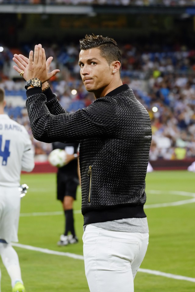  Ronaldo didn't play through injury, but was on pitch to applaud Super Cup win