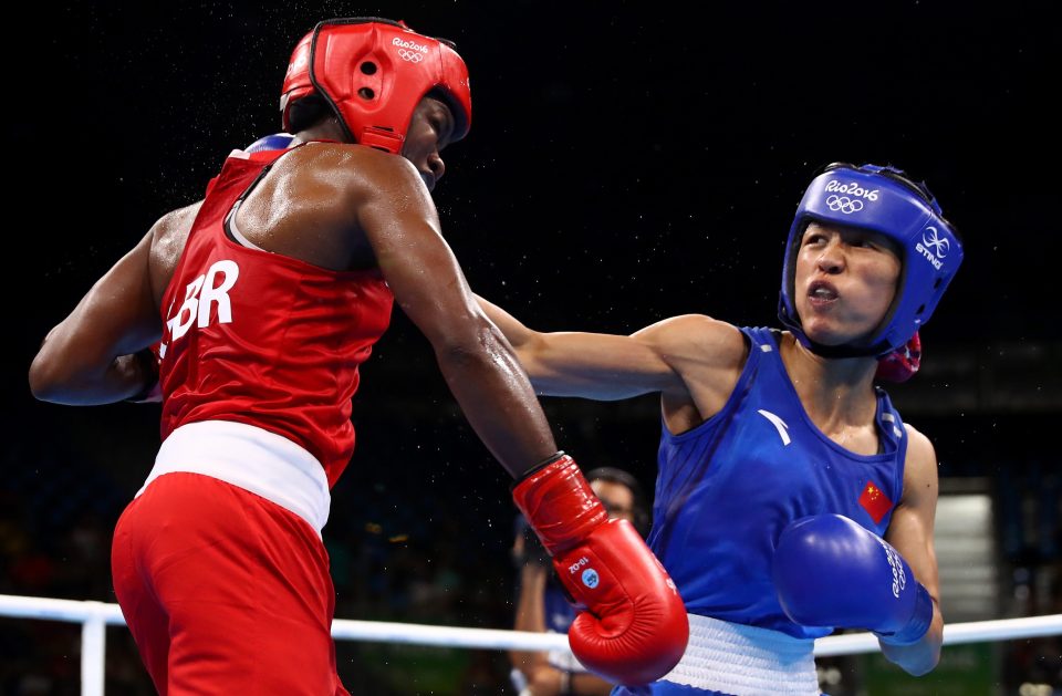  Chinese boxer Ren Cancan won the first round to wobble Nicola Adams