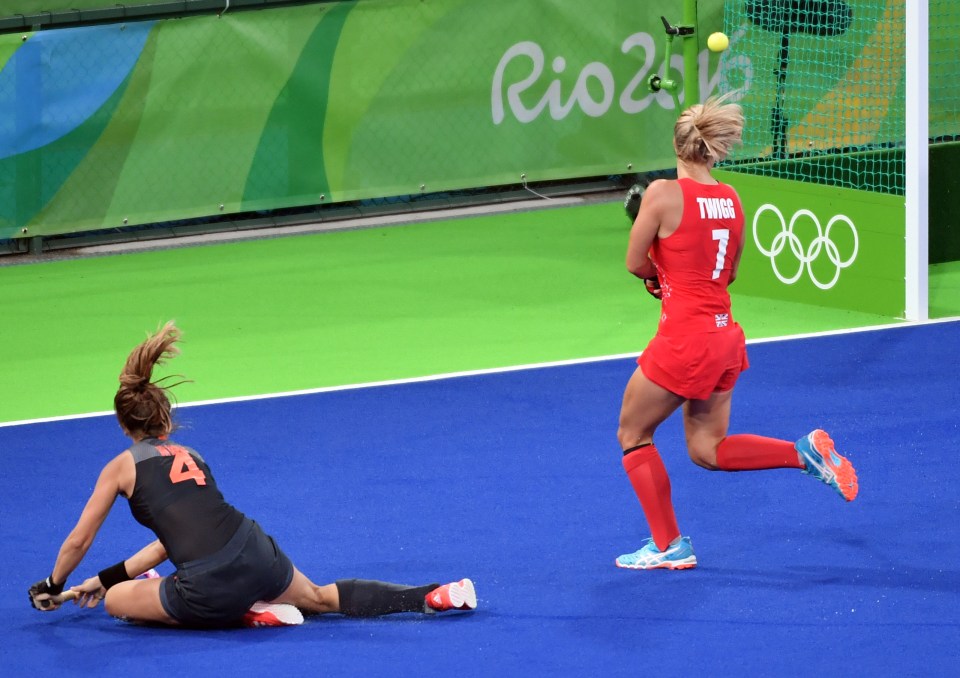  Kitty van Male fires Netherlands level in a thrilling final in Rio