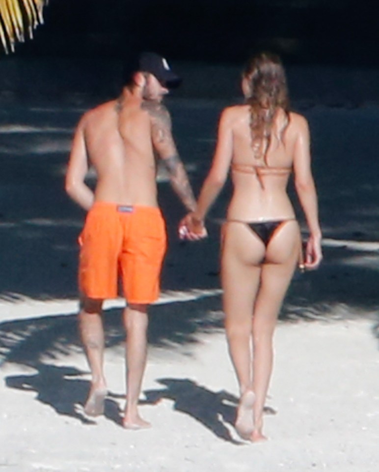  Zayn grabbed her hand as they went for a stroll on the beach instead