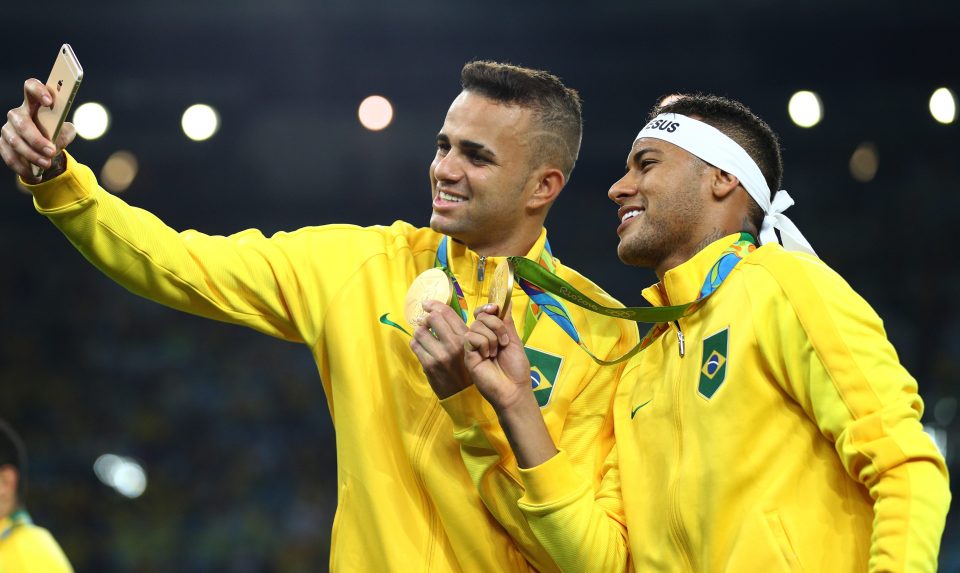  Luan posed with Neymar for a selfie to show off his gold medal in the Maracana