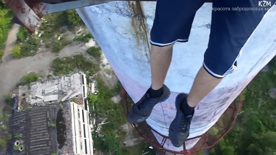  The daredevils even dangle their legs over the side during the stunt