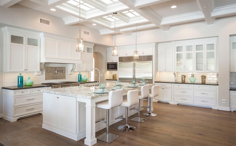  The family can dine at the breakfast bar in the spacious kitchen