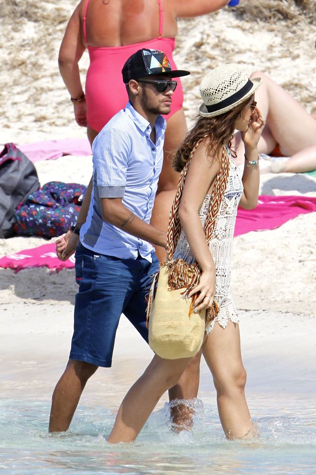  Neymar and Bruna Marquezine dated before but broke up in August 2014