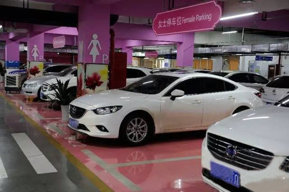  A Chinese shopping centre has been branded sexist after introducing women-only parking spaces with a female symbol and pink tarmac