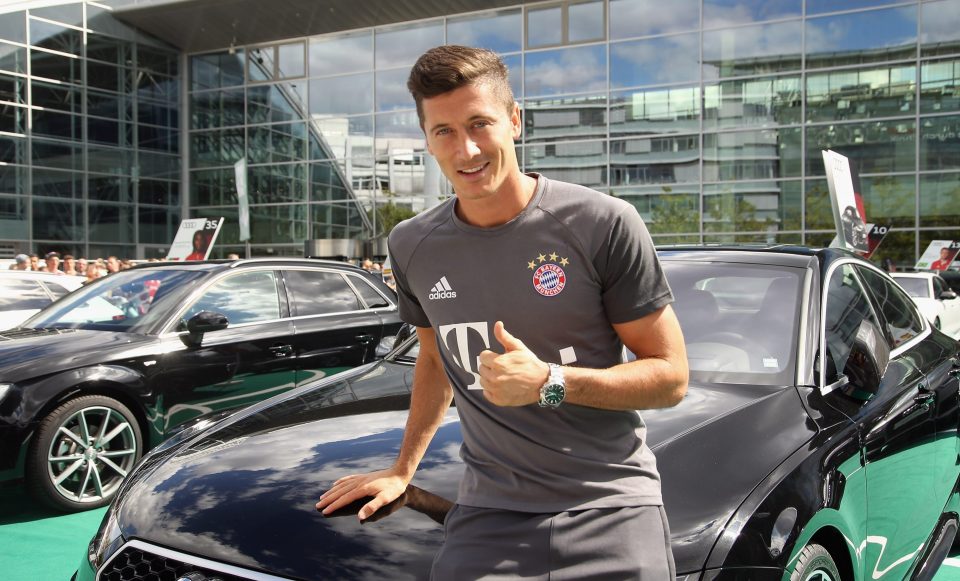  Robert Lewandowski gives his new run-around the big thumbs-up