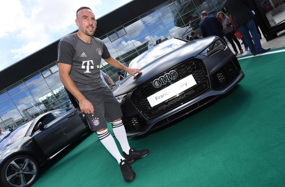  Bayern Munich star Franck Ribery poses with his new Audi