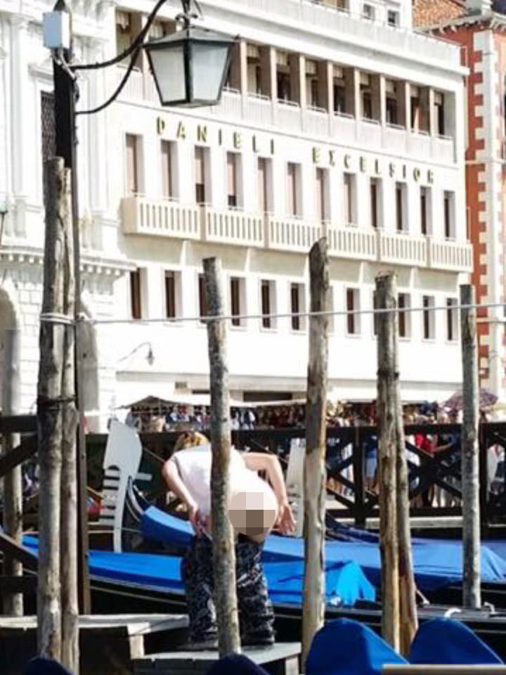 The photo was snapped by a furious gondolier