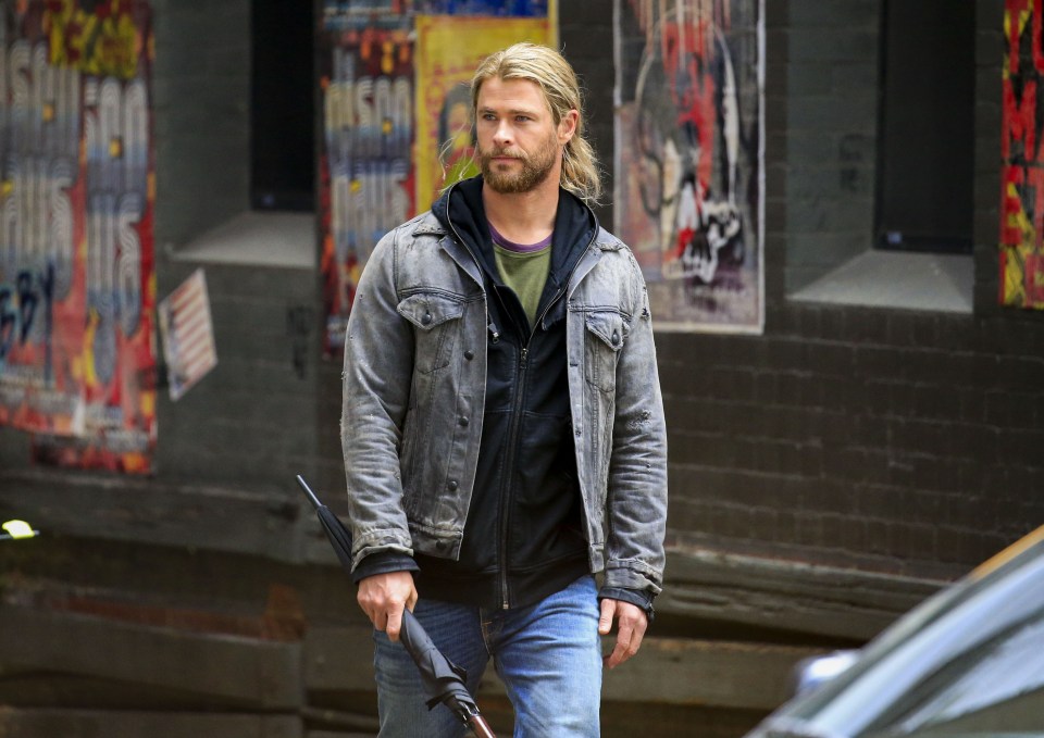  Chris Hemsworth... looking serious on set