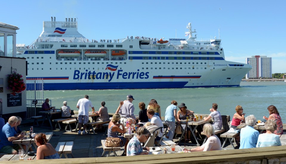  People in Portsmouth flocked to the pub to enjoy the summer weather while it lasts