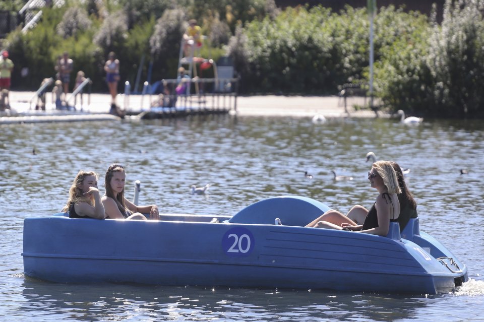  Londoners in Hyde Park basked in 29C weather as summer finally came back