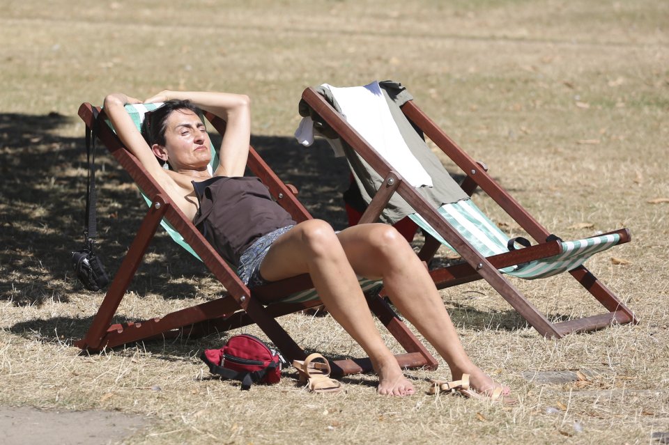  Londoners enjoyed the hot weather in Hyde Park as temperatures soared to 29C