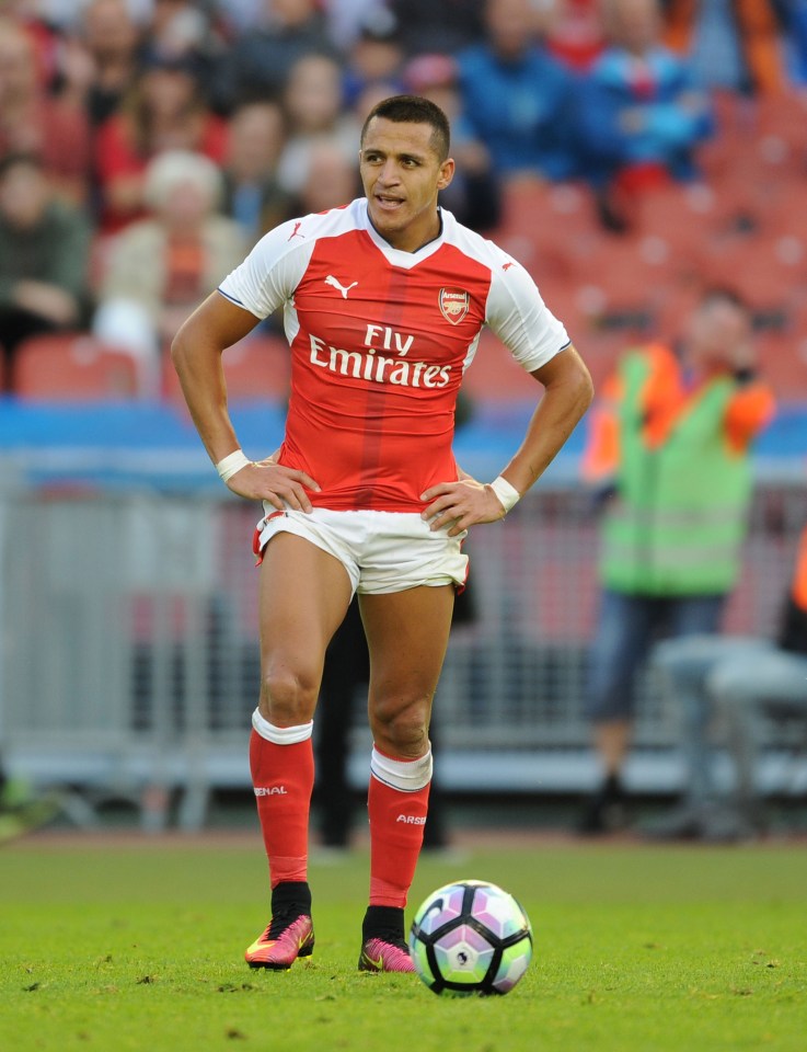  Arsenal star Alexis Sanchez stands at just 5ft 6in