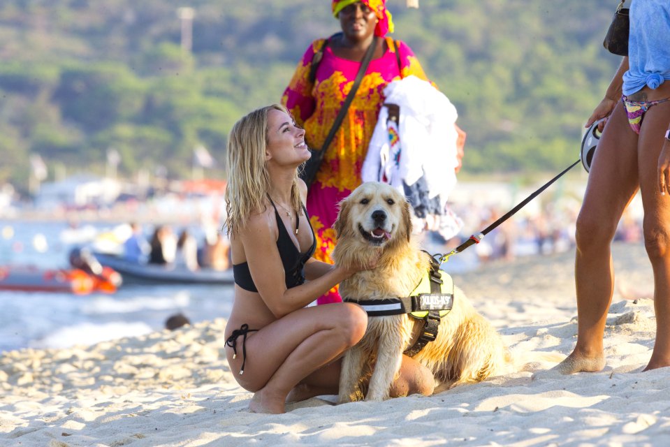  Kimberley was entertained by an adorable pooch during her beach stroll