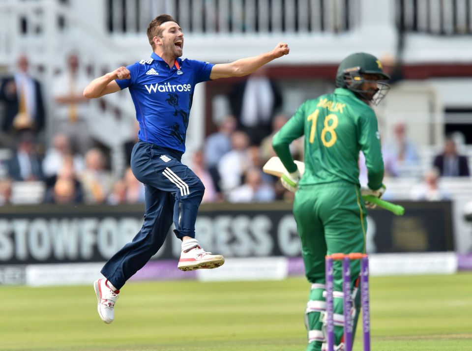  Mark Wood took three wickets as England bowled Pakistan out for 251