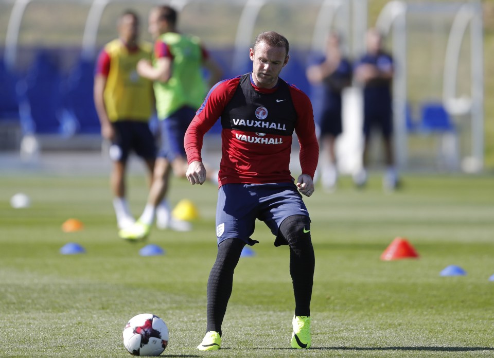  Wayne Rooney is staying as England skipper but expects to bow out in 2018