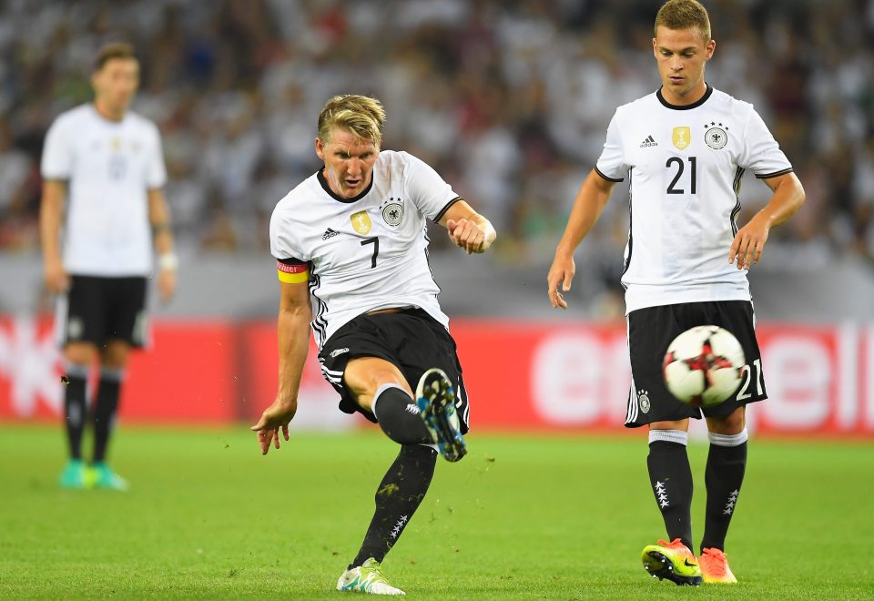  Schweinsteiger takes a free-kick against Finald