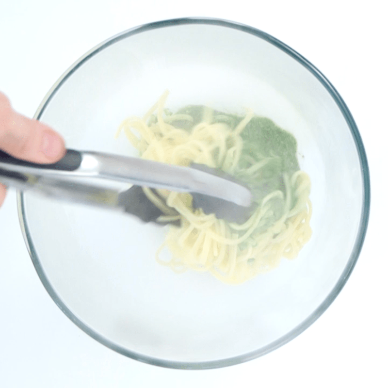  Combine the pesto with the spaghetti