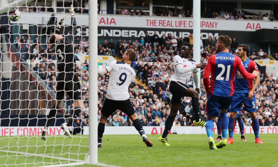  Victor Wanyama scores Tottenham's winner with just eight minutes remaining