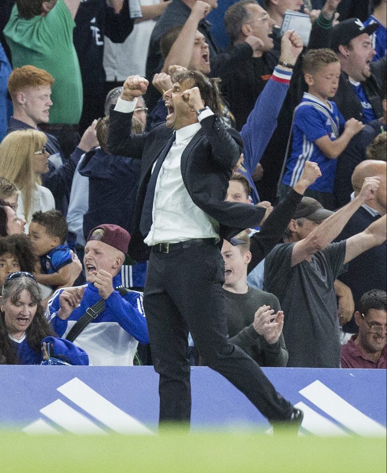  Antonio Conte reacts to Diego Costa scoring the winner as Chelsea beat West Ham 2-1