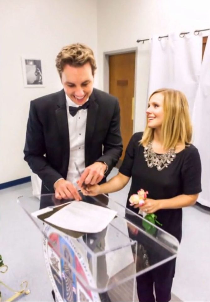  Kristen Bell and Dax Shepard's wedding cake was crowned with the words 'World's Worst Wedding'