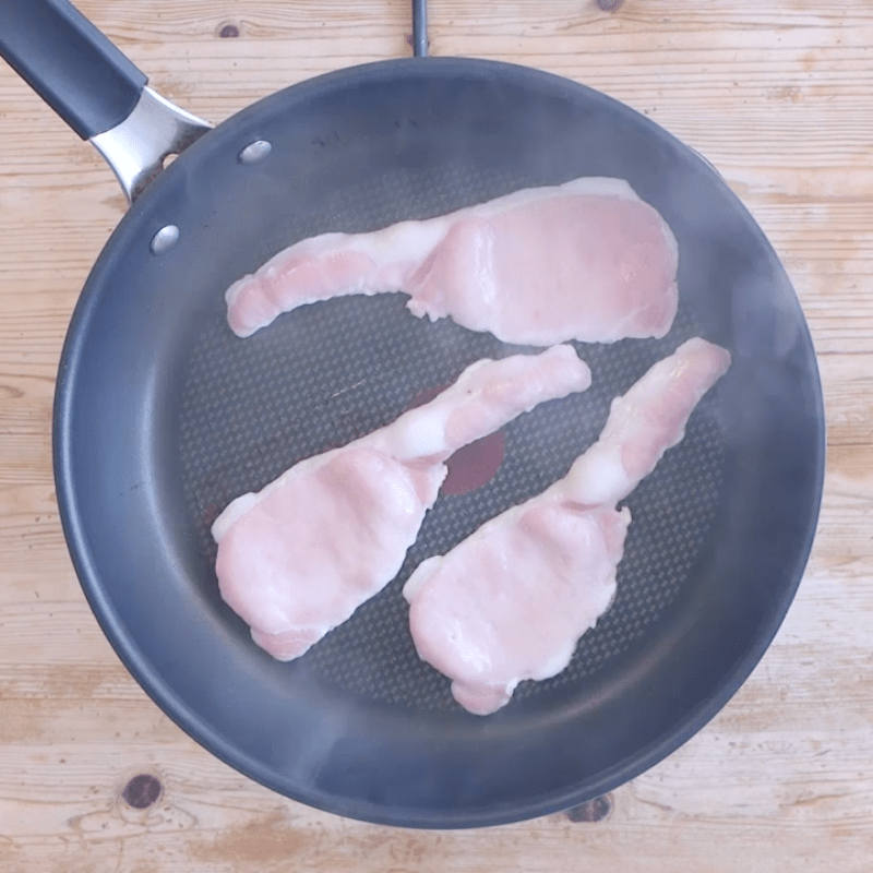  Fry bacon for a few minutes