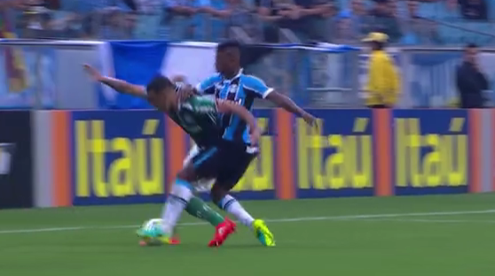  Gabriel Jesus is victim of a heavy challenge during Palemeiras' clash with Gremio