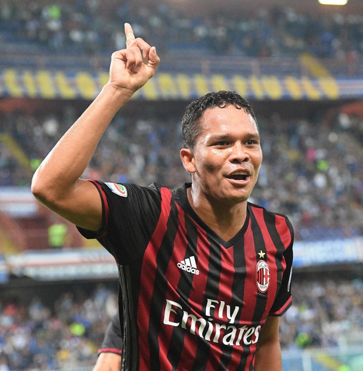 epa05543450 Milan's Carlos Bacca (L) jubilates after scoring a goal during the Italian Serie A soccer match Uc Sampdoria vs Ac Milan at Luigi Ferraris stadium in Genoa, Italy, 16 September 2016. EPA/LUCA ZENNARO