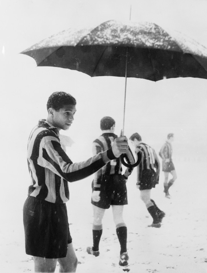 Brazilian footballer Jair holding an umbrella during a snowstorm which caused a game between Inter Milan and Padova to be called off. (Photo by Keystone/Getty Images)