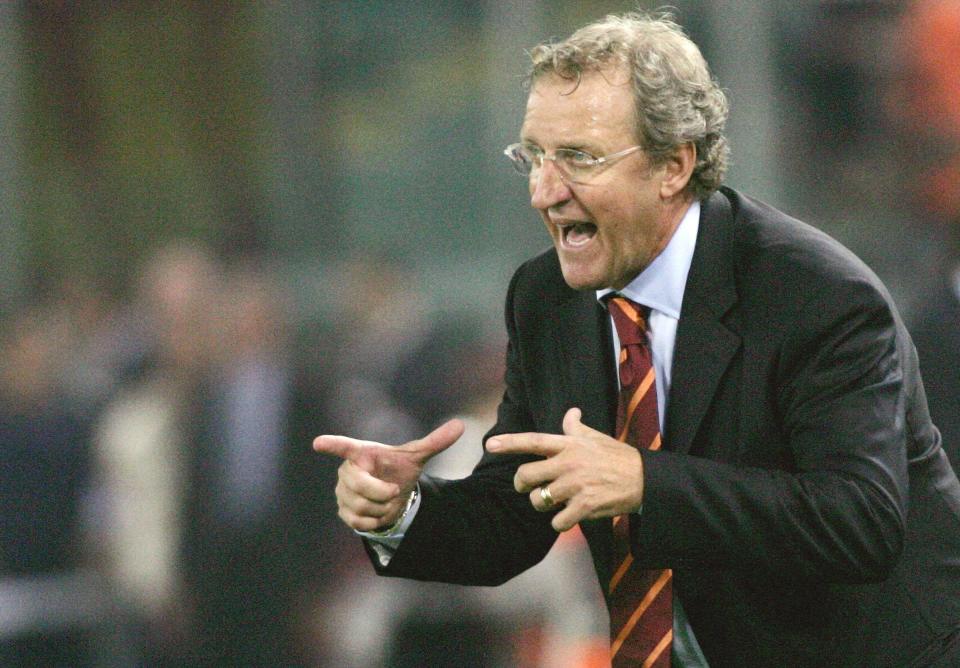 ROME, ITALY: AS Roma's new coach Luigi Del Neri gestures during the Italian Serie A football match against Inter Milan at Olympic stadium in Rome 03 October 2004. The match ended 3-3 drow. AFP PHOTO/Aberto PIZZOLI (Photo credit should read ALBERTO PIZZOLI/AFP/Getty Images)