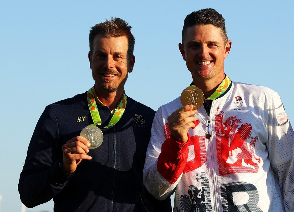  Justin Rose (R) of Great Britain celebrates with the gold medal