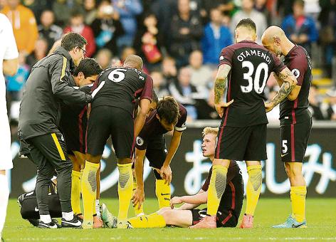  City players show their concern as Kevin de Bruyne is hurt against Swansea