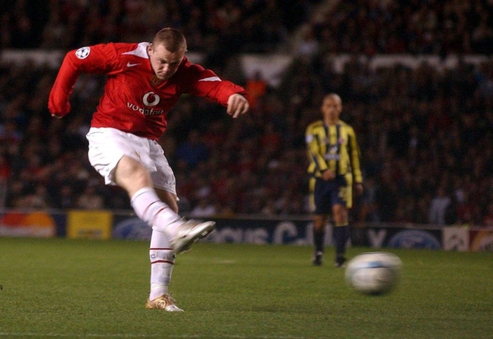  Wayne Rooney made it 3-0 to Manchester United with shot from outside the area