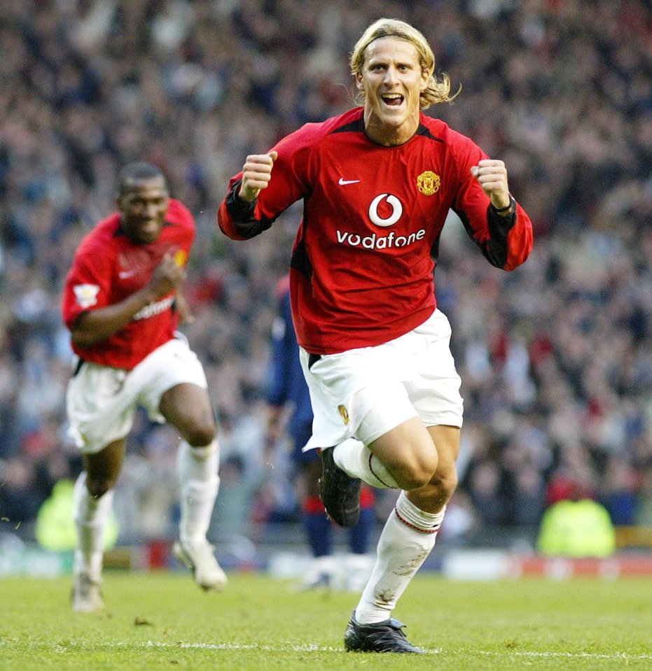  Diego Forlan played for Manchester United between 2002 and 2004