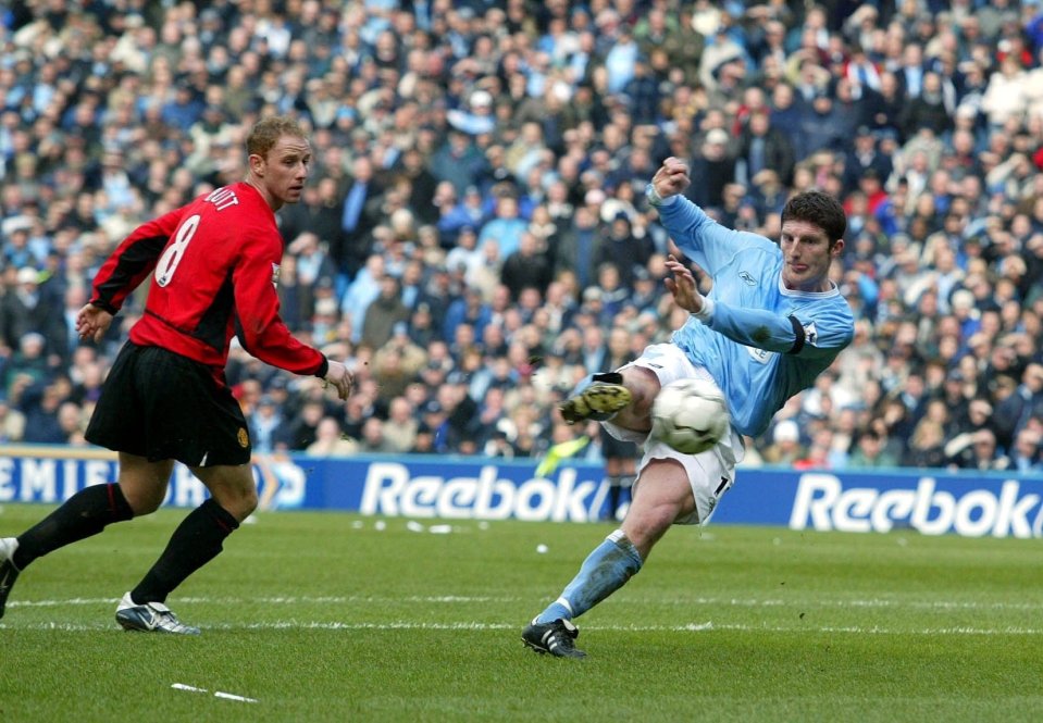  Jon Macken got his name on scoresheet at Man City overcame United 4-1