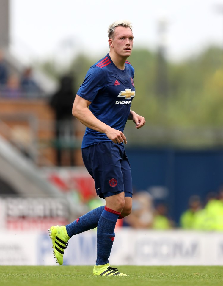  Phil Jones has suffered another injury setback and will have to wear a knee brace