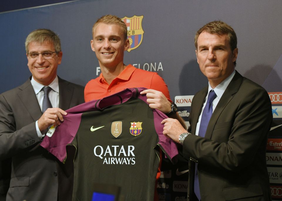  Jasper Cillessen poses with his new jersey flanked by Barcelona's third Vice-President Jordi Mestre (L) and Barcelon's general manager Robert Fernandez after his official presentation at the Nou Camp