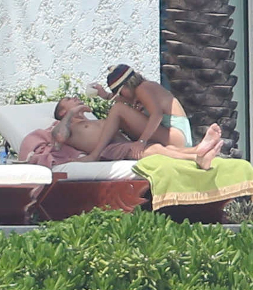  The couple are on holiday at a luxury resort in Mexico