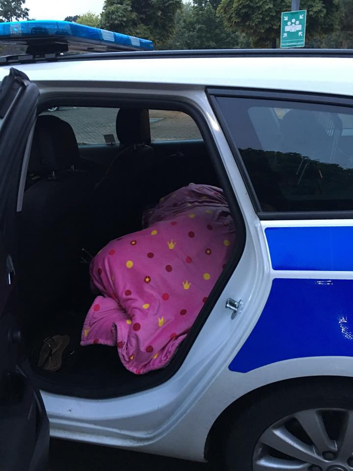  The shocking photo shows Katie asleep under a blanket in the back of a police car in the hospital car park