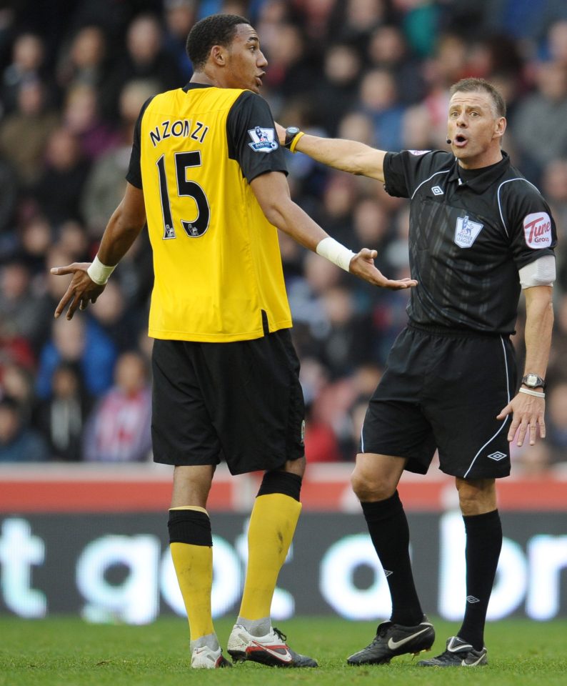  Mark Halsey speaks with then-Blackburn star Steven N'Zonzi in the flashpoint