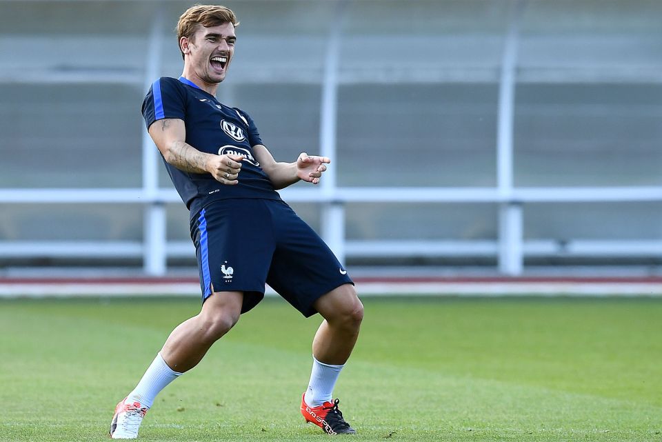  Antoine Griezmann goofs around in training ahead of France's clash with Belarus